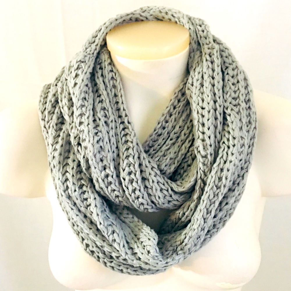 NYC Underground crochet knit gray loop infinity scarf one size soft acrylic
